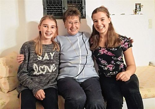 Haben sich schon lange nicht mehr in die Arme geschlossen: Die Bad Feilnbacherin Franziska Zschocke (18, rechts) und mit ihrer Schwester Katharina (15) und Oma Helga Zschocke (81), die seit vergangenem März im Eggstätter Marinushof lebt. Das Bild entstand Ende 2019 – vor der Pandemie. Foto  privat