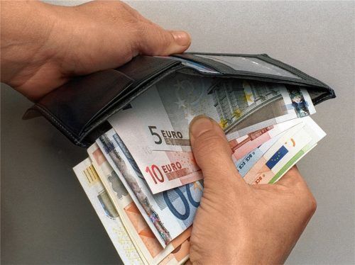 Haben zwei Männer einem 31-Jährigen nicht nur überteuerte Messer verkauft, sondern auch 100 Euro aus der Geldbörse gezogen? Dieser Frage musste jetzt das Gericht in Rosenheim nachgehen. Foto dpa