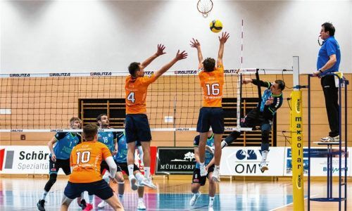 Hammelburgs Nummer zwei, Moritz Rauber (rechts im Angriff), spielte eine solide Partie. Im dritten Satz jedoch verletzte sich der Außenangreifer, zog sich offenbar einen Bänderriss zu. Foto Bartsch