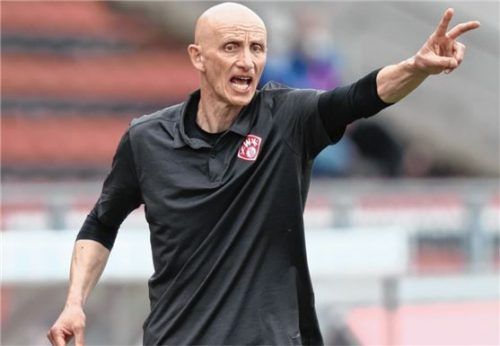 Heute: Ralf Santelli gibt beim Zweitligisten WürzburgerKickers Anweisungen.Foto DPA/Daniel Karmann