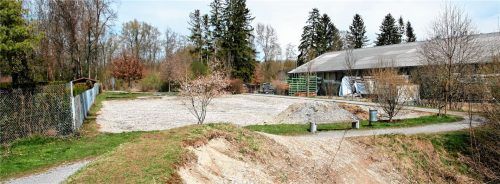 Hier flogen einst Tennisbälle. Jetzt soll an dieser Stelle eine Blühwiese entstehen. Vorher dient dieses Areal allerdings noch als Lagerfläche.  Foto Riediger
