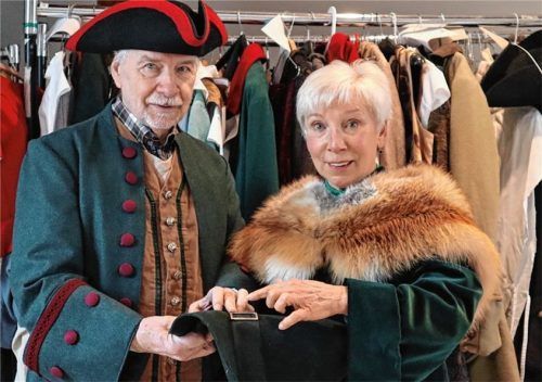 Horst Rankl (links) und Renate Benner bei Anproben im Frühjahr 2020. Foto Seeberg