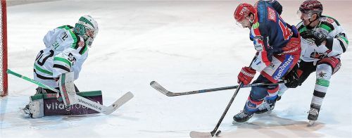 Ihn gilt es zu stoppen: Der Selber Nick Miglio ist Topscorer der Oberliga Süd. Hier wird er von Starbulls-Goalie Andi Mechel und Verteidiger Florian Krumpe erfolgreich am Torerfolg gehindert.Foto Mario Wiedel