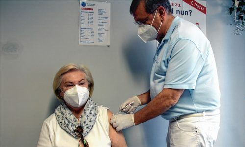 Impfstart in Bayerns Hausarztpraxen: Der Rosenheimer Mediziner Dr.Fritz Ihler injiziert seiner Patientin Ingeborg Betsche die erste Dosis des Vakzins von Astrazeneca. Foto Kirschner