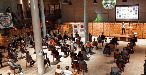 In den Räumen der Kaffeerösterei Dinzler am Irschenberg hat sich die Unternehmerinitiative „Wir stehen zusammen“ vor wenigen Wochen gegründet. Foto re