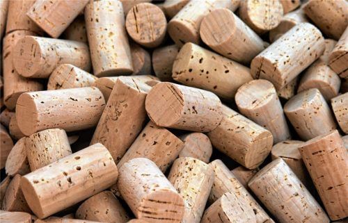 In vielen Läden in Rosenheim stehen spezielle Boxen, in denen Korken gesammelt werden. Diese werden dann aufbereitet und bei der Herstellung von Schuhen verwendet. Foto dpa
