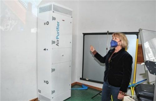 Insgesamt drei dieser mobilen Luftreinigungsgeräte befinden sich im Rosenheimer Karolinengymnasium. Auf dem Bild zu sehen ist Schulleiterin Sigrid Rechenauer.Foto Schlecker