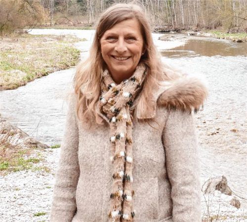 Inspirationsquelle: Die in Aschau lebende Theatertherapeutin und Autorin JohannaMara Hartmann beim Spaziergang an der Prien. Foto Kirchner