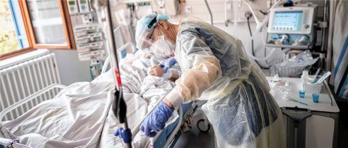 Intensivstation mit einer an Covid-19 erkrankten Patientin: Seit über einem Jahr bestimmt die Pandemie den Alltag. Es mehren sich auch unter unseren Lesern die Zweifel, dass die Politik aus den Erfahrungen die richtigen Schlüsse zieht. Foto dpa