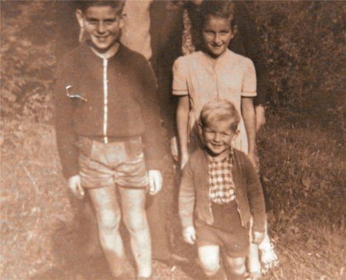 Irmgard Wagner mit ihren Brüdern Edgar und Nachzügler Hansi in dem Jahr ihrer Verschickung nach Brannenburg.  Hampel