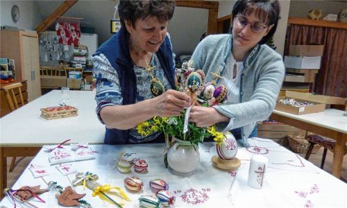 Kathi Schmid und ihre Tochter Sylvia Steiner freuen sich über die verzierten Eier, die heuer in Heimarbeit entstanden. Genau wie die Osterkerzen, Salzsäckchen, Fähnchen und Weihdiachal, die den Osterkorb schmücken.Fotos  Hampel
