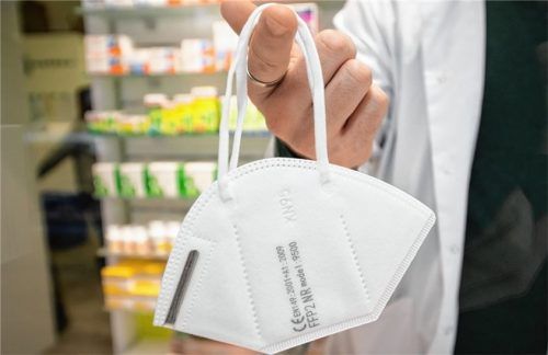Kein Zutritt ohne FFP2-Maske: In Traunstein hatte jüngst ein Kunde eine Apotheke auf Schmerzensgeld verklagt. In Rosenheim war nun eine Bruckmühlerin gegen ein Schuhgeschäft gerichtlich vorgegangen. Foto dpa