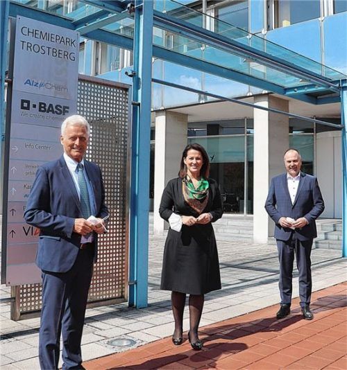 Klimaschutz und Innovationen in der Landwirtschaft: Andreas Niedermaier, CEO der AlzChem im Dialog (rechts), mit Staatsministerin Michaela Kaniber (Mitte) und dem heimischen Bundestagsabgeordneten Peter Ramsauer (links). Die Masken wurden für das Foto kurz abgenommen.Foto re