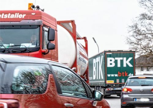 Knapp geht’s her in der Ortsmitte von Niedernburg: Schon jetzt leiden die Anlieger der Staatsstraße 2359 unter dem Lkw-Verkehr. Sie befürchten Schlimmes, wenn die Strecke im Sommer vier Monate lang zur Umleitung für die B15 wird.Foto thomae
