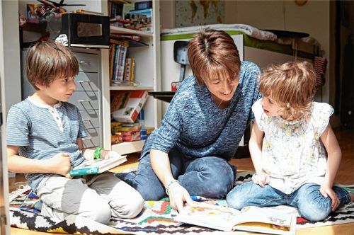 Körperliche Nähe ist auch in der Kinderhospizarbeit wichtig, wie dieses Symbolbild zeigt. Doch gerade die ehrenamtlichen Helfer konnten während der Corona-Lockdowns zeitweise die Familien nicht besuchen.Foto  re