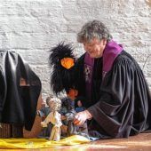 Kirchenrabe Krax verteilt Bussis