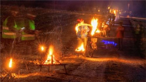 Kürzlich die „Feuerkette“, demnächst eine Lärmwelle? Schon vor der Vorstellung der Trasse hat „Brennerdialog“ Protest angekündigt. Foto dpa