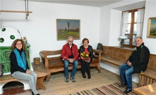 Kulturreferentin Karina Dingler (links) und der Kulturbeauftragte der Gemeinde, Karl J. Aß (rechts), gratulierten Maximilian Schmetterer zum 80. Geburtstag. Der Jubilar war mit Gattin Christl ins Museum gekommen. Foto Berger