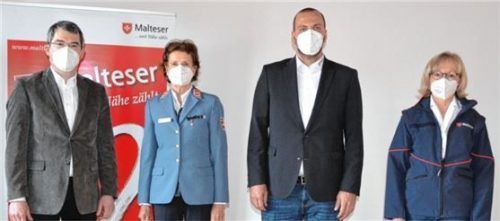 Malteser-Bezirksgeschäftsführer Herbert Eder wünscht der Kreisleitung der Rosenheimer Malteser viel Erfolg: Stephanie Freifrau von Freyberg, Markus Bail und Katharina Kallrath (von links). Foto Malteser Rosenheim