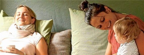 Mamahilfe Juliane Aldehoff-Heimkreitner (rechts) aus Riedering im Einsatz bei Melanie Scharold (links), die erkrankt ist. Fotos Mütter für Mütter