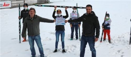 Markus Meister (rechts) übergibt die gesammelte Spendensumme an Alois Fruth von der Elterninitiative.Foto Rehberg