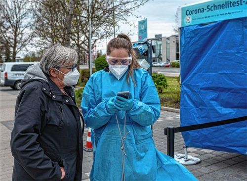 Melissa Stan vom dm-Testteam (rechts) zeigt Barbara Hebaum, wie man per Handy zu einem Testtermin kommt. Fotos Thomae