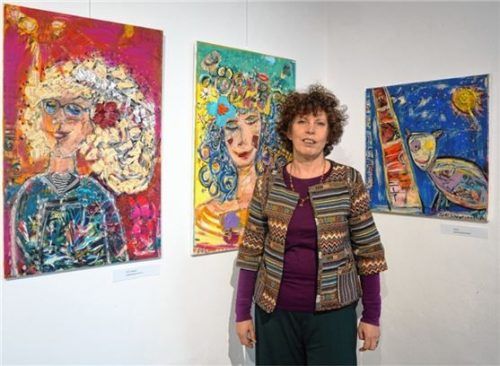 Michaela Schratzenstaller vor drei ihrer farbenfrohenGemälde. Fotos Giesen