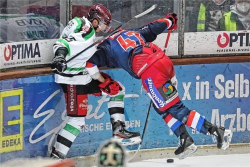 Mit dem Kopf durch die Wand: Selbs Nicholas Miglio im Duell mit Starbulls-Verteidiger Florian Krumpe. Foto  Mario Wiedel