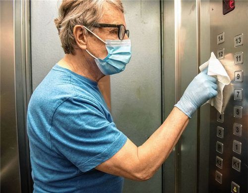 Mit den Antikeim-Tüchern können viele Oberflächen dauerhaft keimfrei gemacht werden. Nach dem Austrocknen ist die Beschichtung für mindestens ein Jahr wirksam.