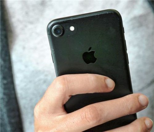 Mit dubiosen SMS-Nachrichten, dass ein Paket zugestellt werden soll, versuchen Betrüger schädliche Software auf dem Handy der Empfänger zu installieren. Foto DPA