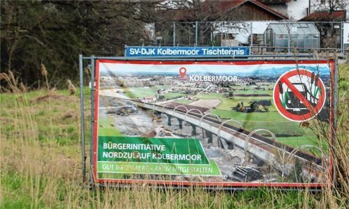 Mit großflächigen Plakaten, wie hier an der Staatsstraße, hat die Bürgerinitiative Nordzulauf auf ihre Forderungen aufmerksam gemacht. Foto Riediger