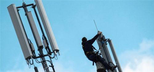 Montage neuer Mobilfunkmasten: Das damit verbundene Thema Elektrosmog beschäftigt unsere Leser.Foto dpa