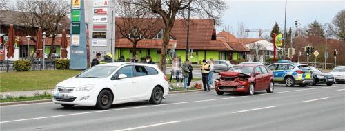 Nach dem Auffahrunfall auf der Staatsstraße in Kolbermoor musste die Kreuzung gesperrt werden. Foto  Riediger