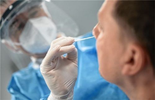 Nasenbohren erwünscht: Corona-Tests in Betrieben sollen unter anderem die Arbeitsabläufe sichern. Foto dpa