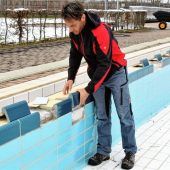 Rund 150 neue Fliesen für die Becken im Freibad