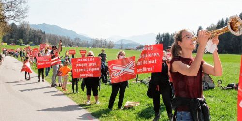 Massiv ist nach wie vor der Protest gegen die Trassenauswahl der Deutschen Bahn. Hier die jüngste Demo bei Lauterbach (Gemeinde Rohrdorf). Foto reisner
