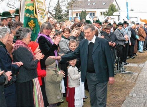 Pfarrer Korbinian Kreuz im März 2009 am Pfarrheim Pang. Foto Aerzbäck