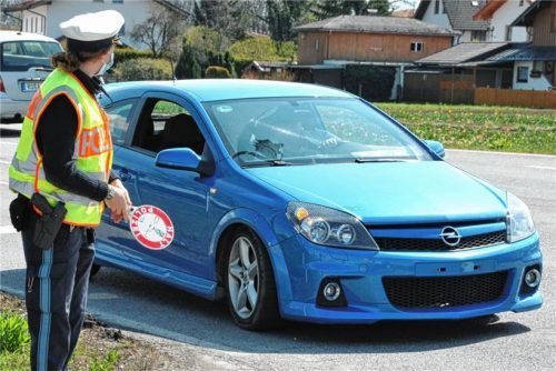 Polizeimeisterin Lisa Posse hält eine Frau auf, die ihren Opel ohne Nummernschilder fährt.