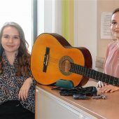 Sogar eine Gitarre wartet auf Besitzer