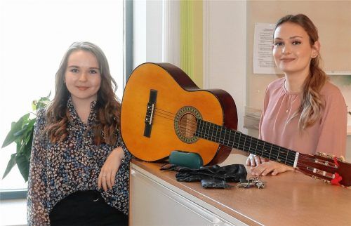 Schlüssel, Brillen, Regenschirme – und sogar eine Gitarre: Die Eigentümer nicht nur dieser Fundstücke können sich bei Myriam Steinberger (links) oder Melanie Rembeck im Bürgerbüro der Stadt Kolbermoor melden. Foto Riediger