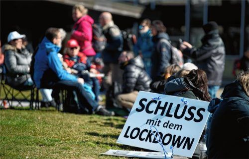 „Schluss mit dem Lockdown“ steht auf einem Plakat vor einer Kundgebung unter dem Motto „Freie Bürger“. Die Corona-Maßnahmen sorgen auch unter unseren Lesern zunehmend für Unverständnis und Kritik. Foto dpa