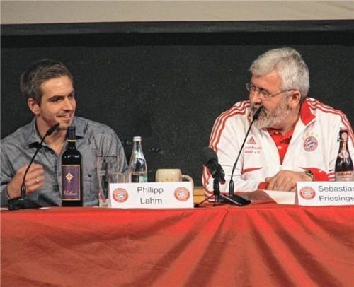 Sebastian Friesinger, Erster Vorstand der „Bayern Freunde Oibich“, auf dem Bild mit Philipp Lahm: „Er wäre mein Wunschnachfolger für Hasan Salihamidžic. Foto  privat