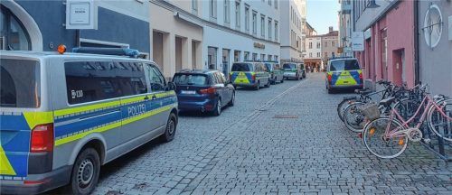 Seit Beginn der Corona-Pandemie fordern zahlreiche Demonstrationen, die im Zusammenhang mit dem Virus stehen, die Polizei. Unser Bild zeigt eine Kolonne von Einsatzfahrzeugen, die anlässlich einer Kundgebung in der Rosenheimer Innenstadt in der Hafnergasse geparkt waren.Foto  kreklau
