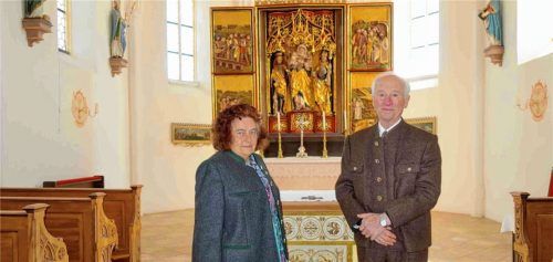 Seit über 50 Jahren sind Mesnerin Hildegard Osterhammer und ihr Mann Franz in „ihrer“ Kirche St. Florian bei Frasdorf im Einsatz, Foto Hötzelsperger