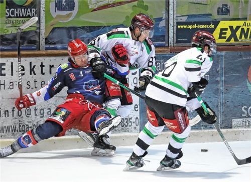 Selb zu Fall bringen: Kevin Slezak und Michael Baindl setzen sich gegen Maximilian Otte durch. Foto  Mario Wiedel