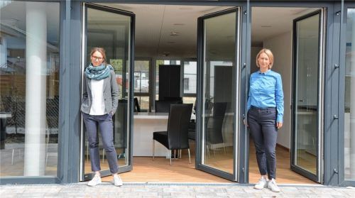 Sie freuen sich über den Startschuss: Evi Faltner, Geschäftsführerin des Christlichen Sozialwerks (CSW) in Flintsbach (rechts), und Projektleiterin Katharina Unsin sind gerade dabei, den Gemeinschaftsraum des Betreuen Wohnens einzurichten. Nach und nach soll dieser mit Leben gefüllt werden. Foto Forster