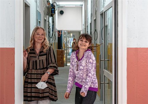 Sind über den bereits fertiggestellten Tierheimtrakt mehr als glücklich: Tierheimvorsitzende Andrea Thomas (links) und Tierpflegerin Hedi Klein (rechts).Fotos Thomae