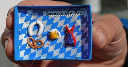 So schön und klein kann Kunst sein: Auf fünf mal sieben Zentimeter gibt es „Bavaria in a Box“ aus dem Kunstautomaten für vier Euro.Fotos Hoffmann