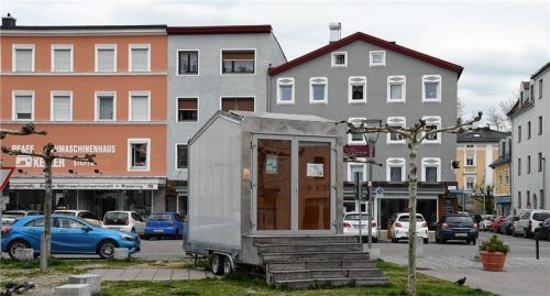 Studenten der TH Rosenheim entwarfen das Tiny House am Rosenheimer Salzstadel inmitten der Stadt, das vor der Stadtbücherei zu finden ist und derzeit unter anderem zum Kuchenverkauf genutzt wird.Foto Schlecker