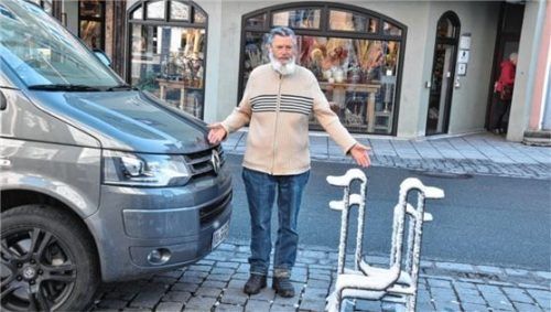 Sucht nach einer Erklärung: Ernest Krapfl kann nicht verstehen, warum dieser Fahrradständer auf einem Parkplatz steht. Foto Schlecker